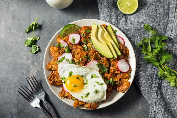 Chilaquiles rojos con chipotle y requesón