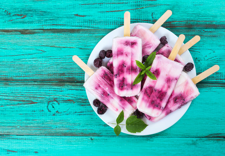 Paletas heladas de yogurt con frutos rojos